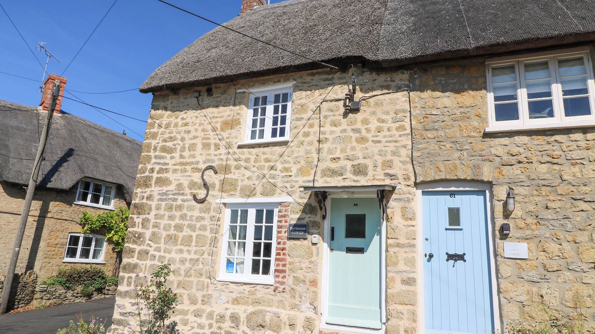 Burton Bradstock Cottage | DORMOUSE COTTAGE, pet friendly, with a garden in Burton Bradstock
