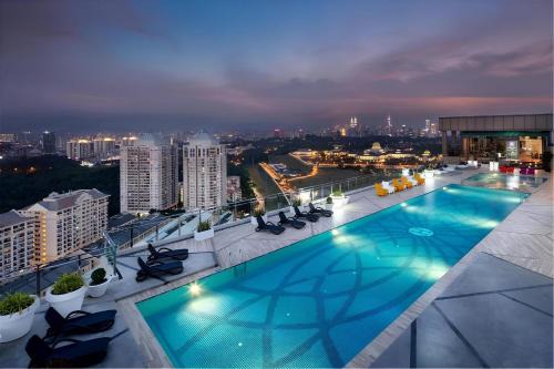Sri Hartamas Apartment | Dorsett Residence Sri Hartamas by Chengal with Bathtub, Rooftop Pool, KL City Centre, Round the Clock Security, Netflix, Youtube, Free Parking