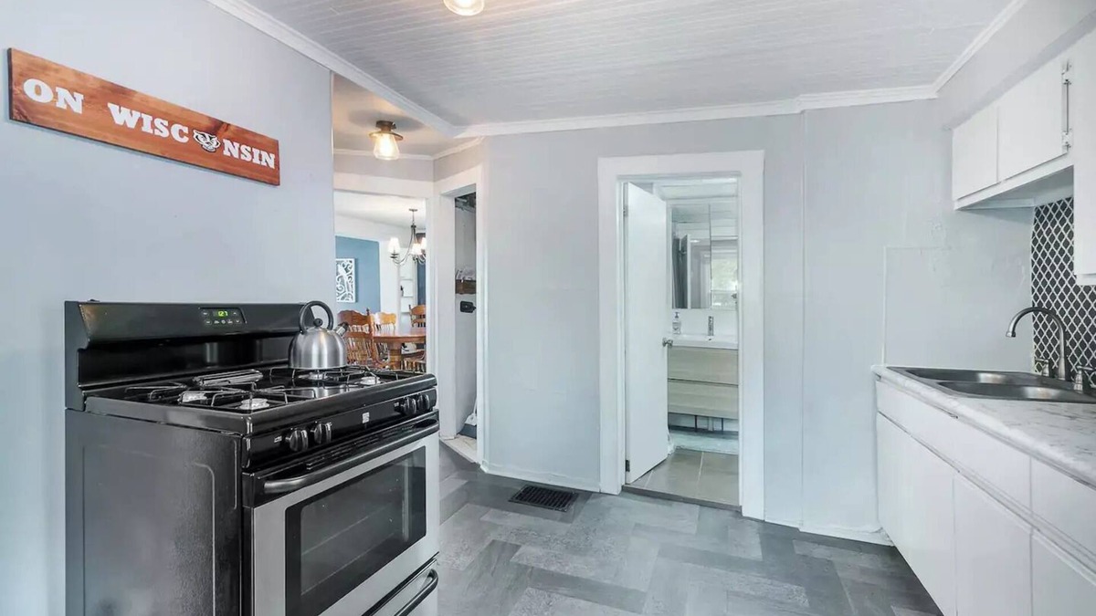 Madison Cottage | Doty St*2BR historic cottage near Lakes,Capitol,UW Campus & hospitals w/parkingn