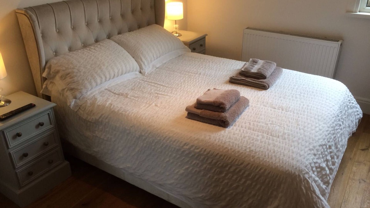 Wimbledon Park Apartment | Double bedroom with private bathroom
