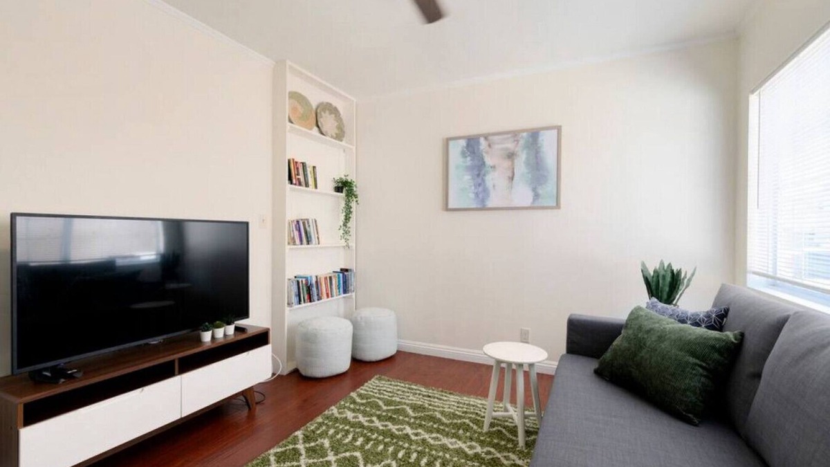Montebello House | Double Comfort: 2 Private Units with Fully-Equipped Kitchens, Streaming Bliss, and Relaxing Common Patio.