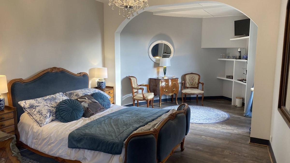 Bellac Bed & Breakfast | Double Deluxe Room - Large with seating area (Room 1)