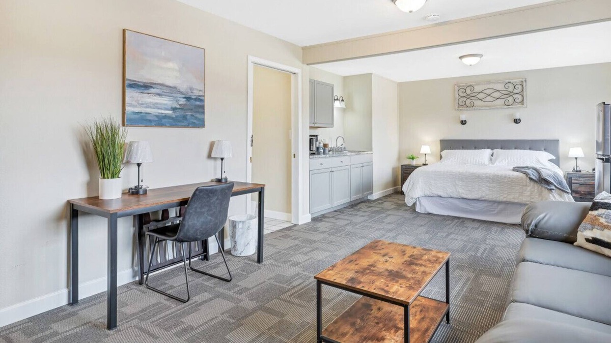 New Florence Hotel | Double Hotel Room w/ King, Pullout, & Private Bath