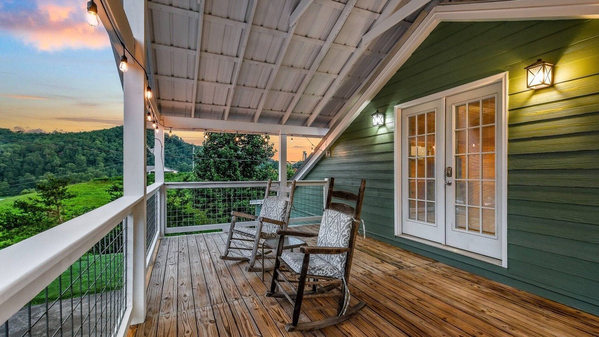 Gatlinburg - Pigeon Forge House | Double L Ranch: Pet Friendly, Free Attraction Tickets, Jacuzzi Tub & Ranch Views