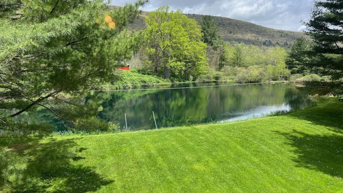 Wellsboro Hotel | Double Queen Motel Suite w/Mountain Views