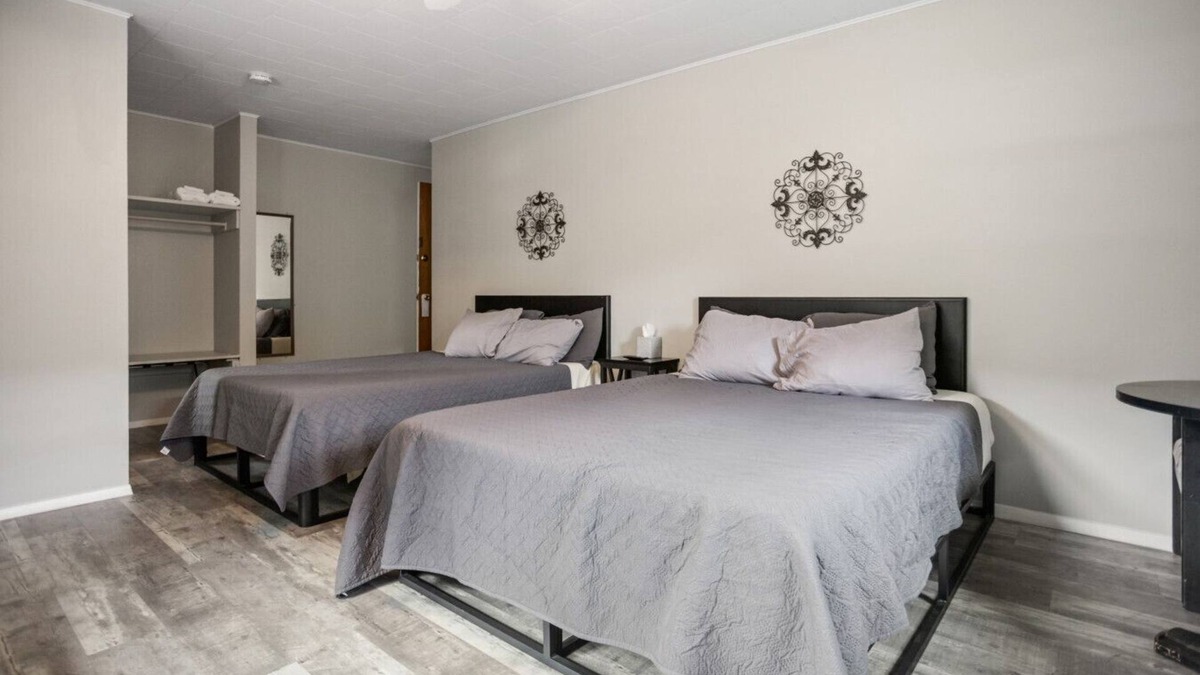 Wellsboro House | Double Queen Motel Suite w/Mountain Views
