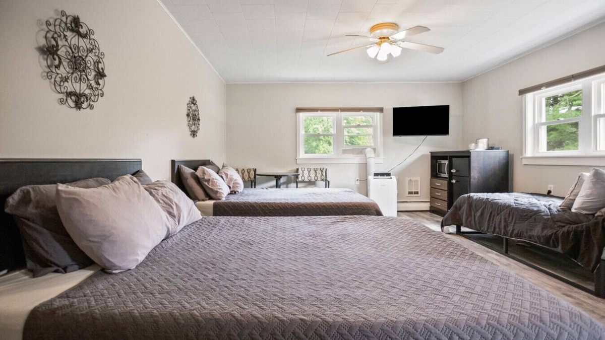 Wellsboro Hotel | Double Queen + Twin | Motel Suite Near Wellsboro