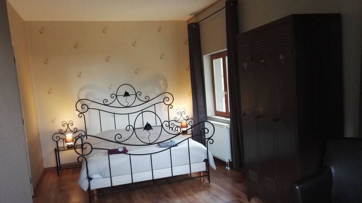 Saint-Martin-du-Puy Bed & Breakfast | Double room with a queen size bed.