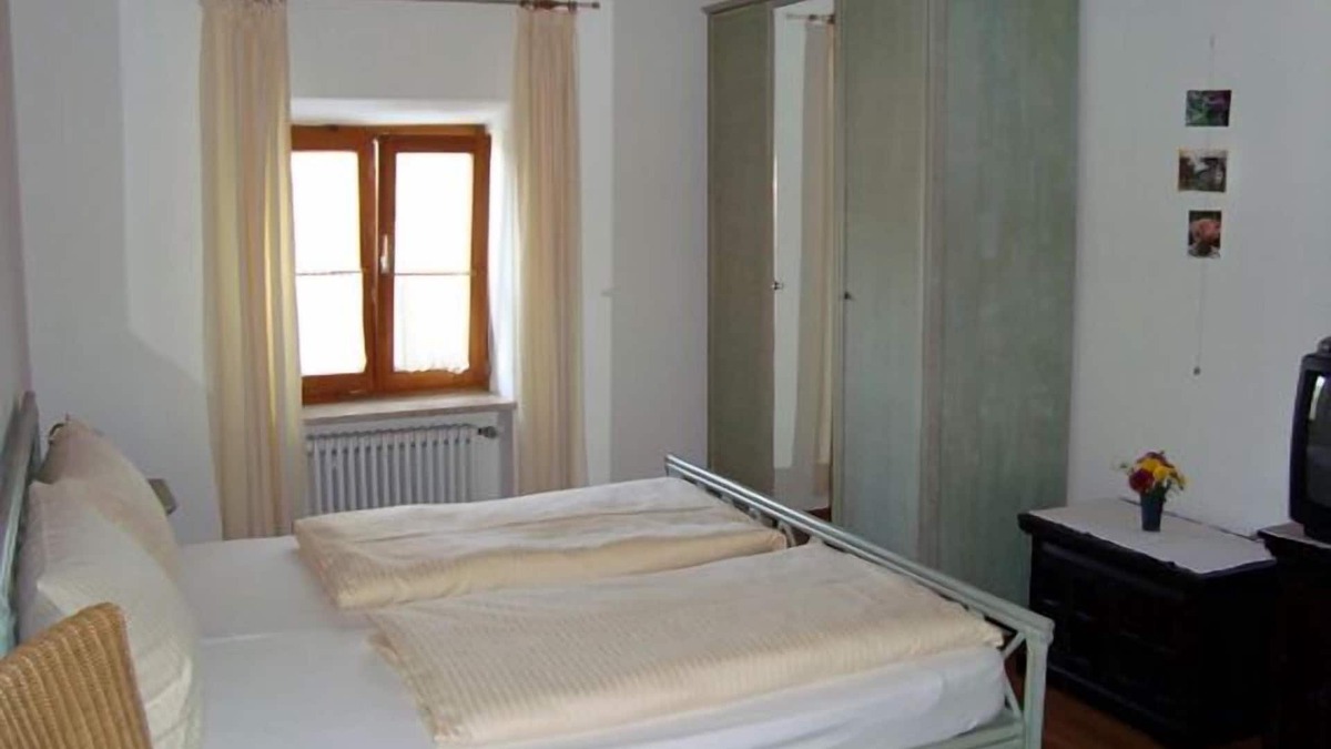 Neuoetting Apartment | Double room, bathroom with shower, separate toilet, upper floor, TV, WiFi, hair dryer, non-smoking