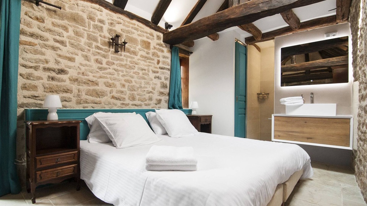 Eguilly Bed & Breakfast | Double room-Exclusive-Ensuite-Courtyard view-Maisonnette indépendante