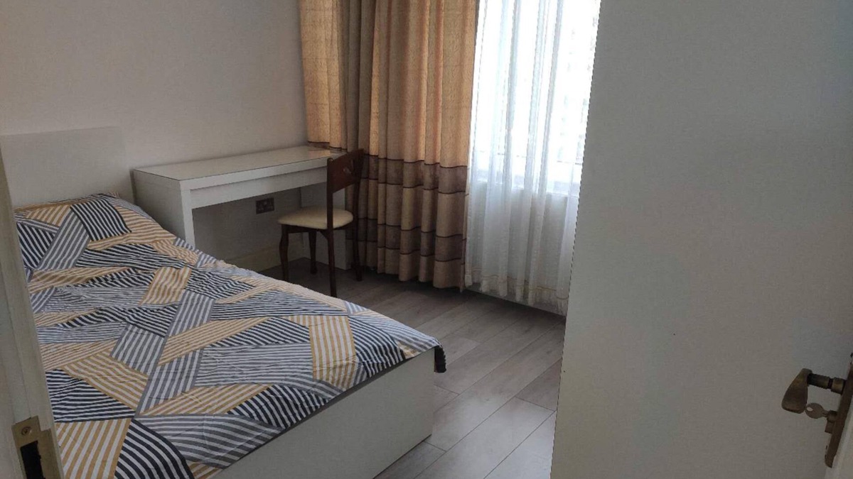 Larkswood House | Double room for rent. Spacious room with a double bed.