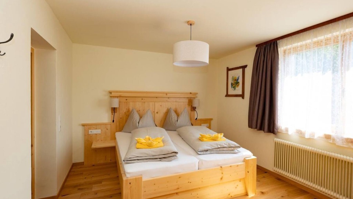 Zandlach Bed & Breakfast | Double room "Goldeck view" - Landhaus Königsreiner