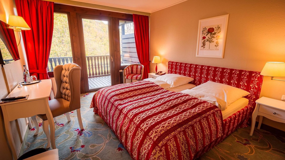 Neckarzimmern House | Double room main building with balcony and forest view - Hotel-Restaurant Burg Hornberg