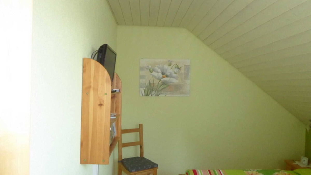 Herbolzheim Apartment | Double room No. 3, 14m², shared bathroom - Bea's Gästezimmer