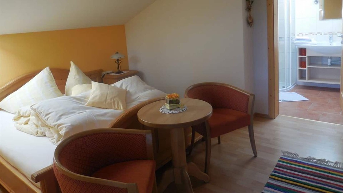Edlbach Apartment | Double room red with shower, toilet - crunch yard