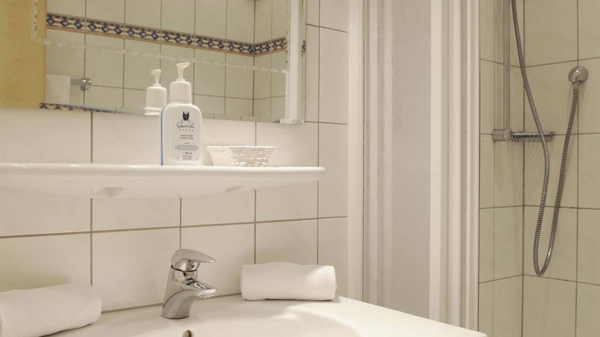 Deudesfeld House | Double room, shower/WC, standard - Hotel zur Post
