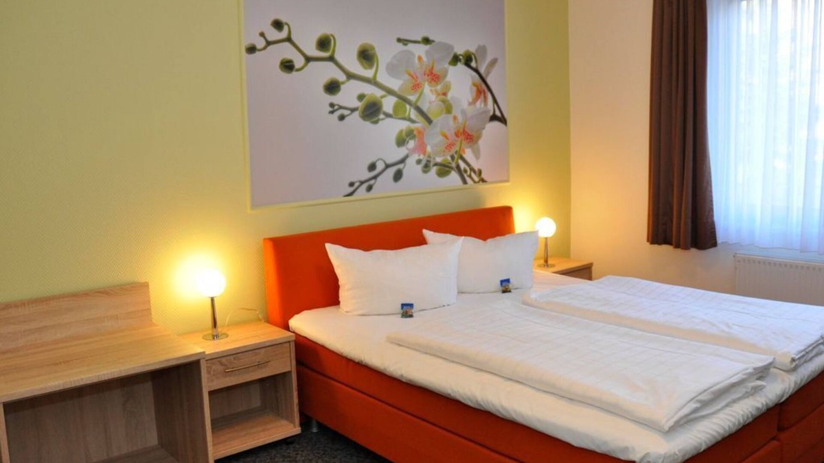 Kirchberg House | Double room shower/WC, TV - Landhotel Karrenberg