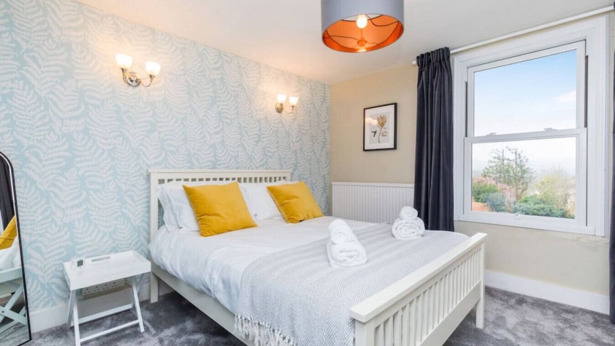 Hurstpierpoint House | Double Room with en-suite shower room in the Central Village Location of Hurstpierpoint