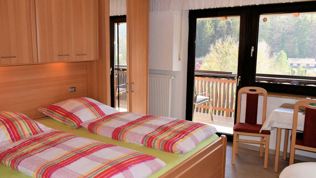 Egloffstein Apartment | Double room with balcony (shared shower/WC) - Gästehaus Grau