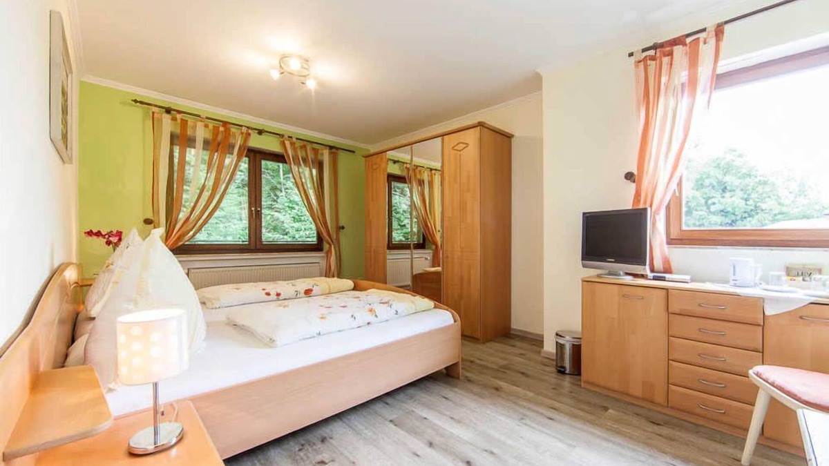 Schonbach Apartment | Double room with balcony on the south side - Landgasthaus Zum Kreuzberg