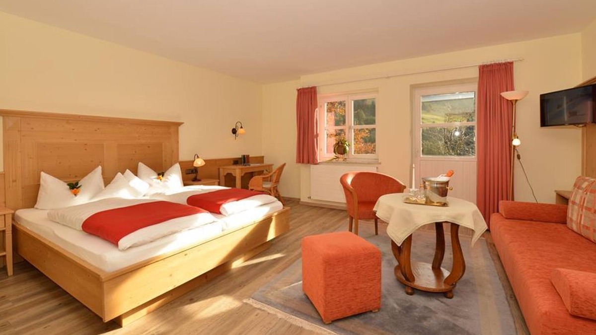 Hirschegg House | Double room with bath, WC "43 46 48 49" - Herzen`s Landhaus