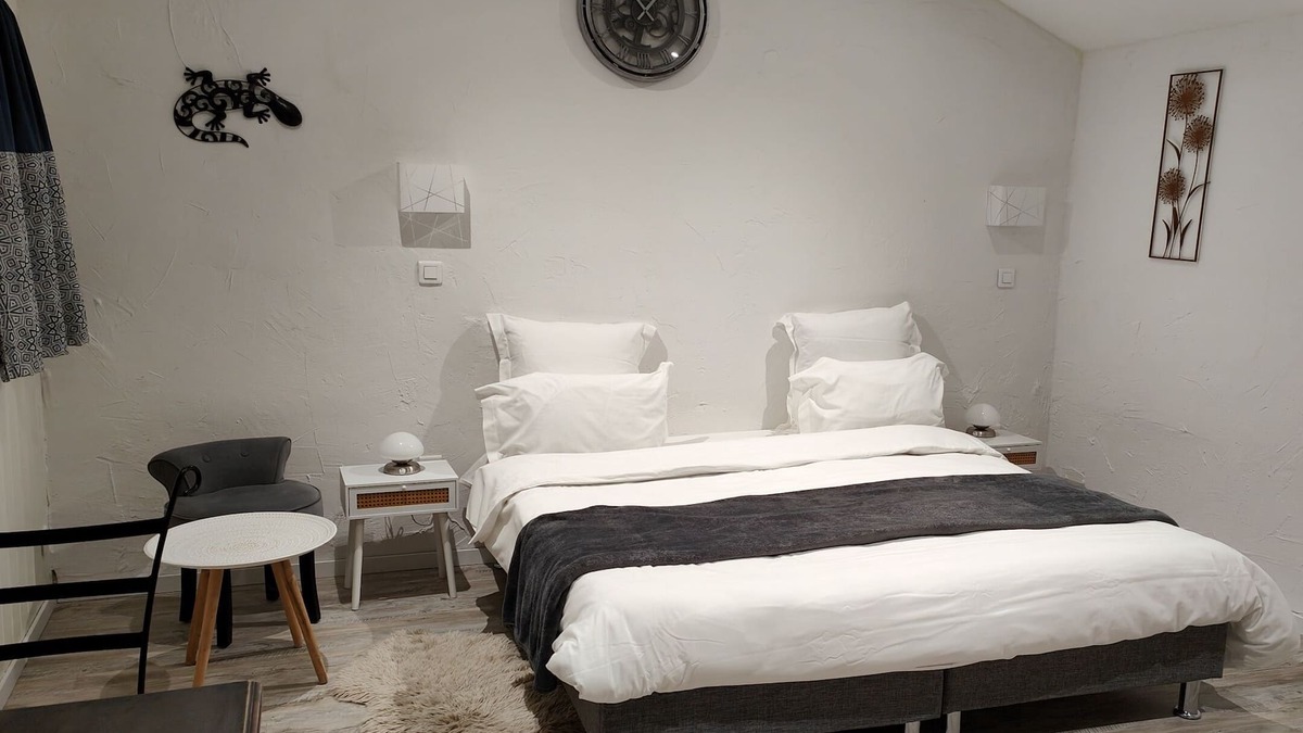 Crest Apartment | Double room with kitchen