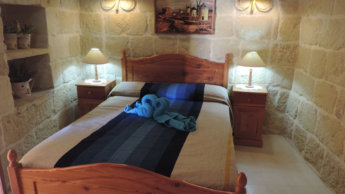 Santu Pietru Bed & Breakfast | Double room with private ensuite bathroom and use of swimming pool