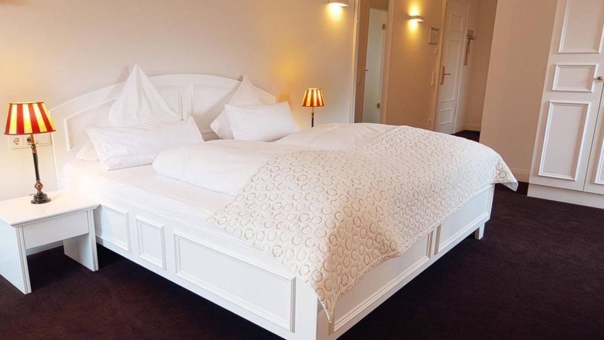 Burgbrohl House | Double room with shower/WC - Burgbrohl Castle