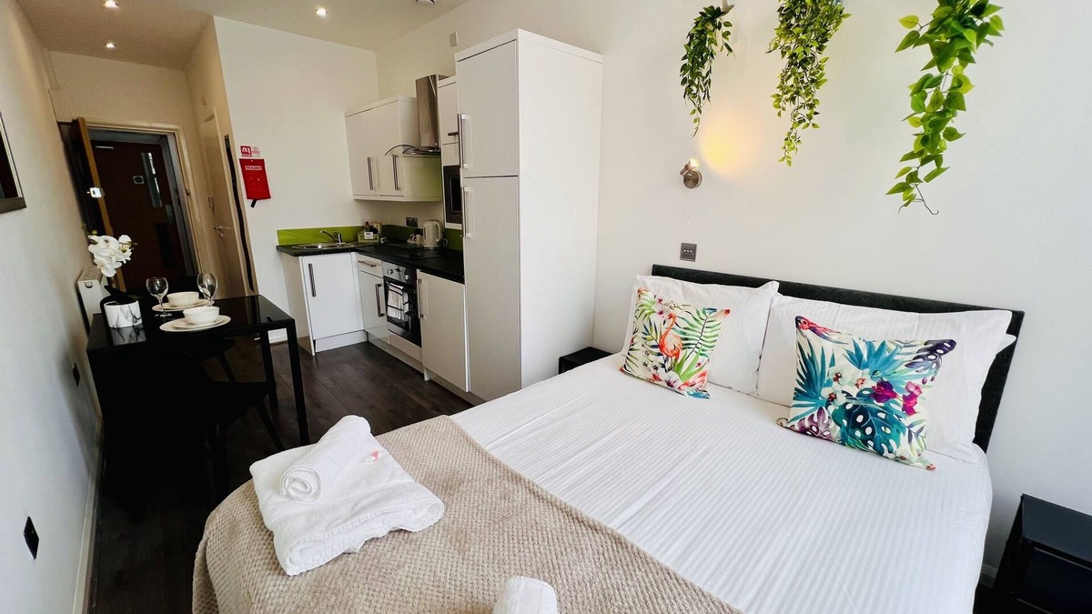 Barbican Apartment | Double Studio with private En-Suite shower room