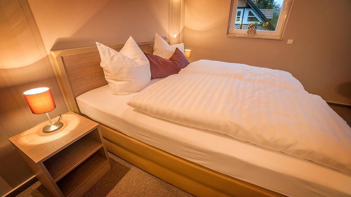Weisen Apartment | Double/twin room with bathroom and garden view