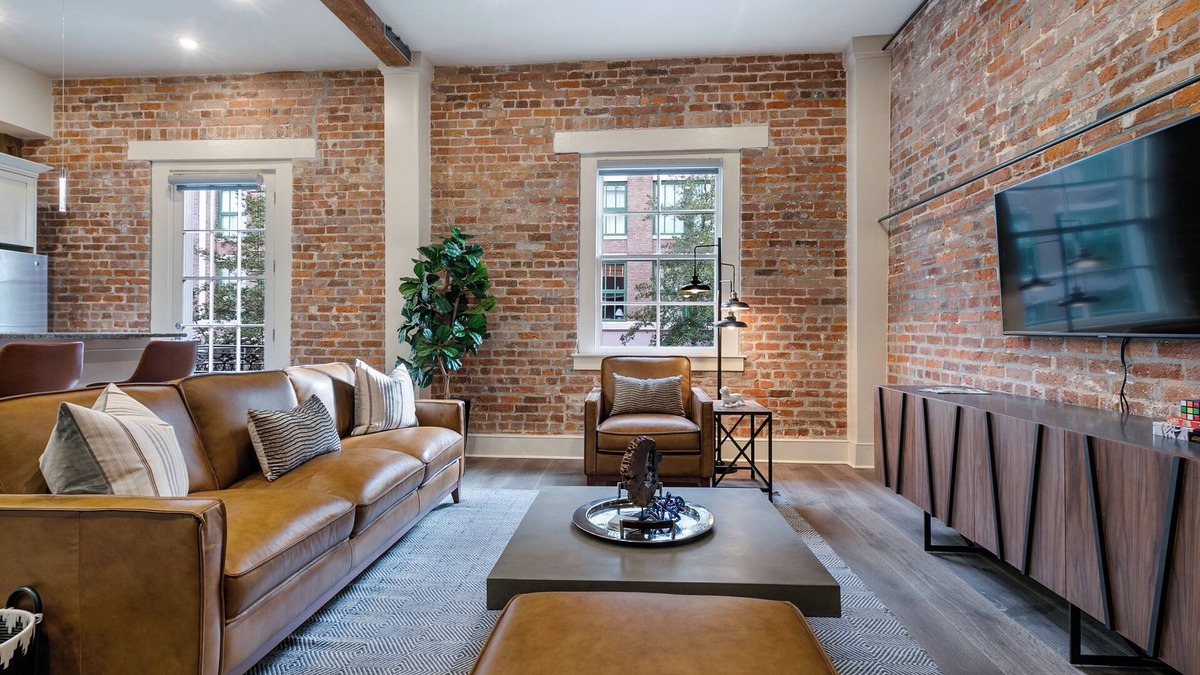 Central Business District Apartment | DOUBLE UP ✌🏽Enjoy 2 Levels of Accommodations in the Heart of DOWNTOWN Balconies on Each Level!