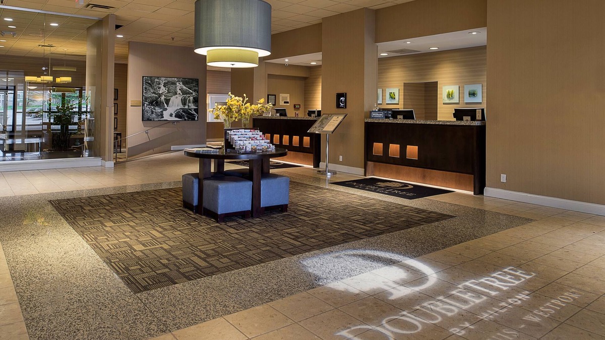 Maryland Heights Hotel | DoubleTree by Hilton St. Louis - Westport