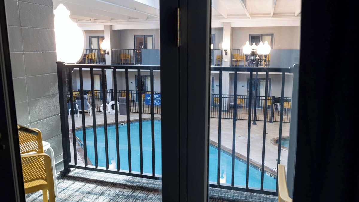 Austin Hotel | DoubleTree by Hilton Austin, MN