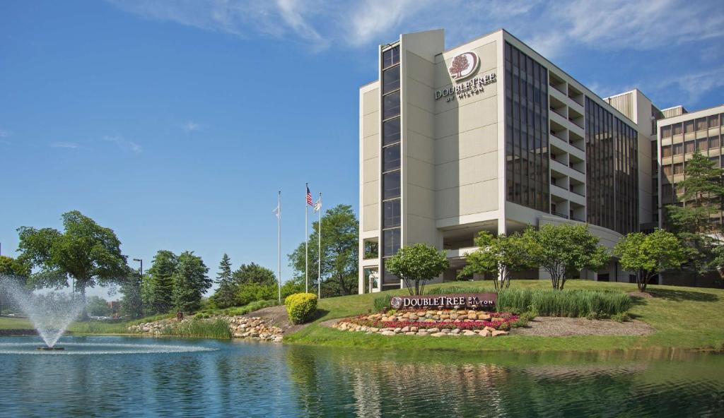 Oak Brook Hotel | DoubleTree by Hilton Chicago - Oak Brook