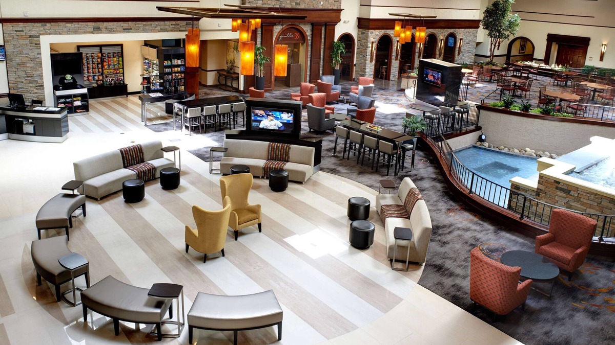 Detroit Hotel | DoubleTree by Hilton Detroit - Dearborn