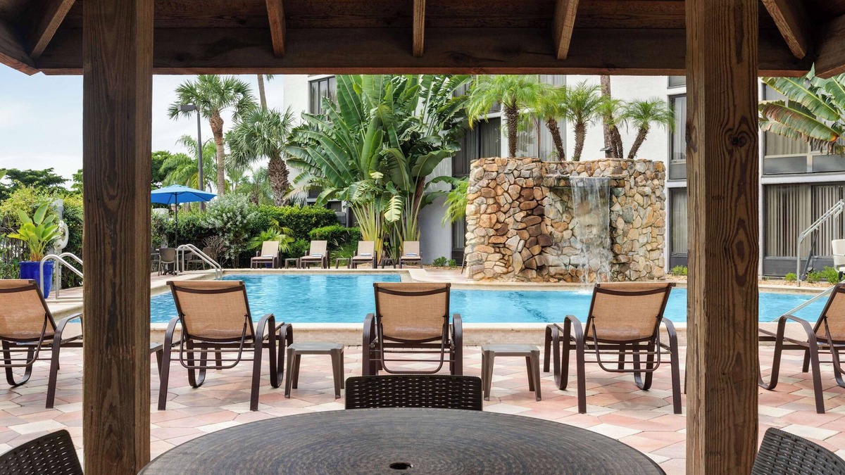Villas Hotel | Doubletree by Hilton Fort Myers at Bell Tower Shops