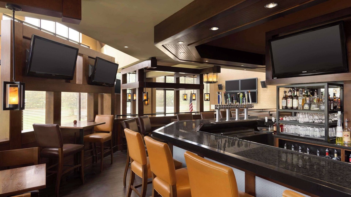 Windsor Locks Hotel | DoubleTree by Hilton Hartford - Bradley Airport