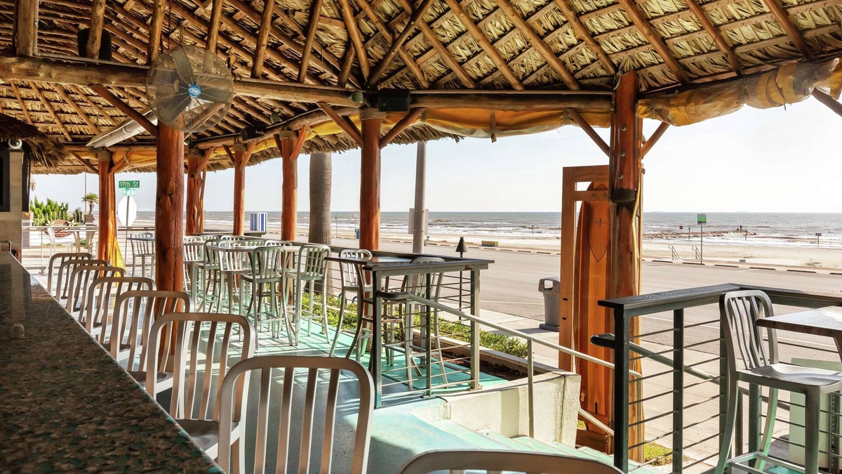 San Jacinto Hotel | DoubleTree by Hilton Hotel Galveston Beach