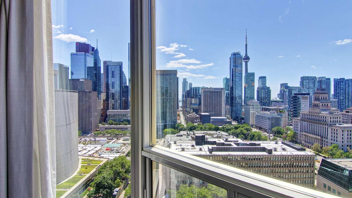 Bay Street Corridor Hotel | DoubleTree by Hilton Hotel Toronto Downtown