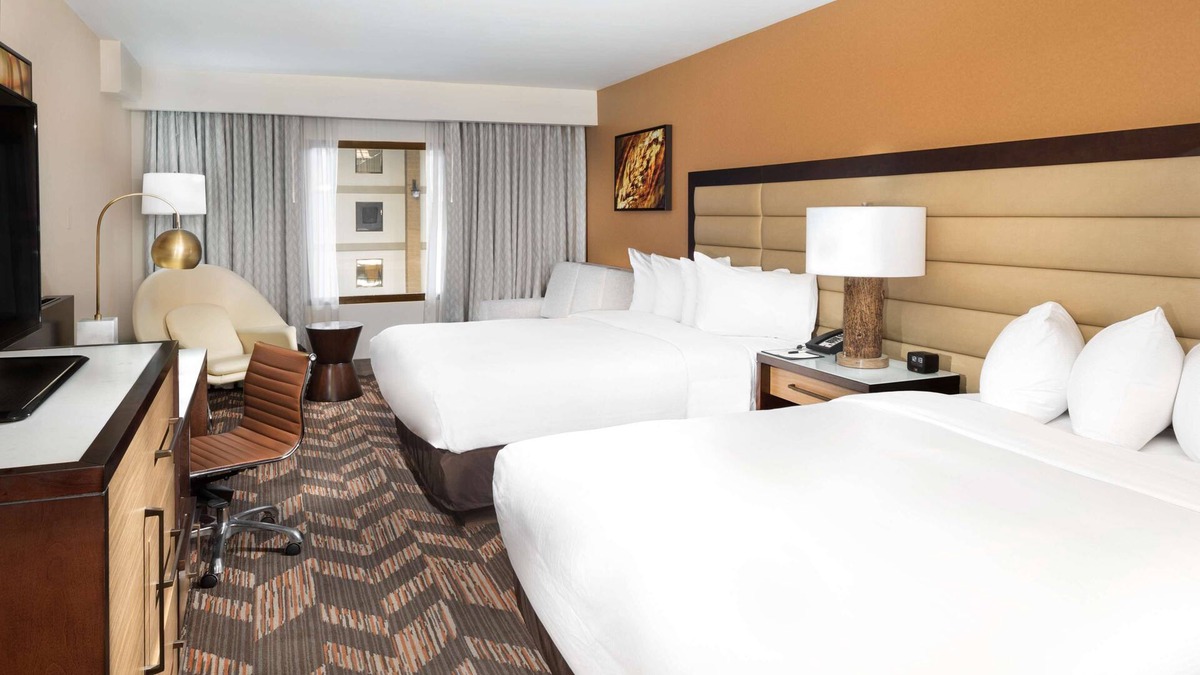 Lawrence Hotel | DoubleTree by Hilton Hotel Lawrence