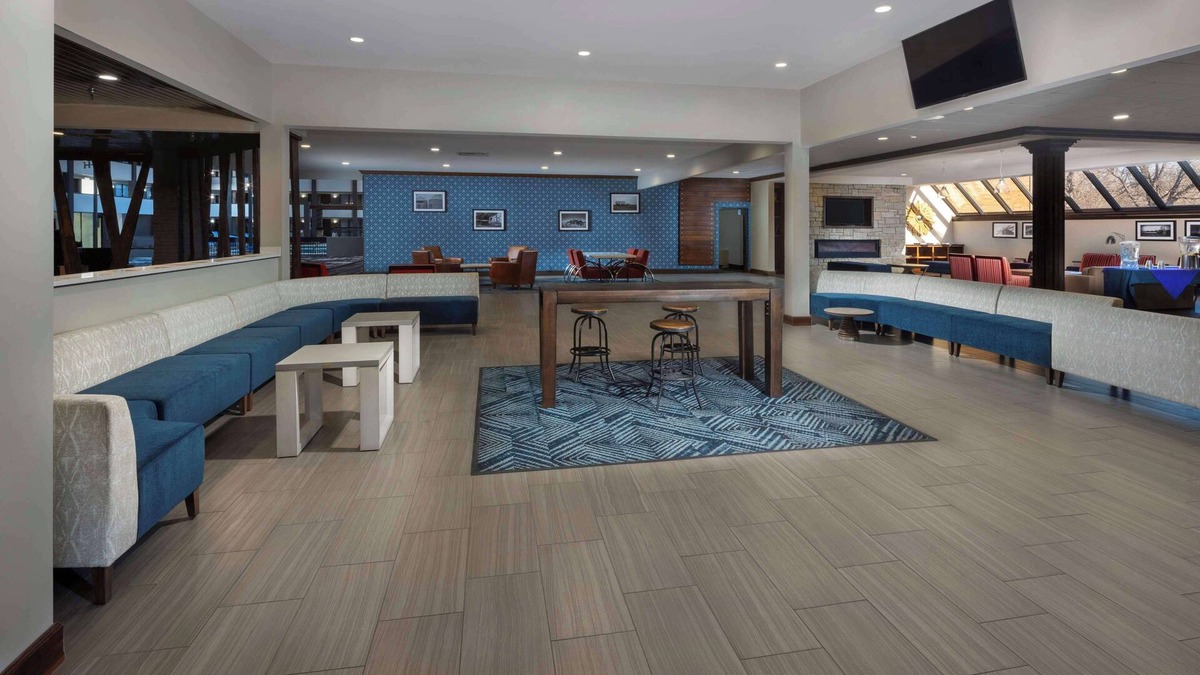 Manhattan Hotel | DoubleTree by Hilton Manhattan, KS