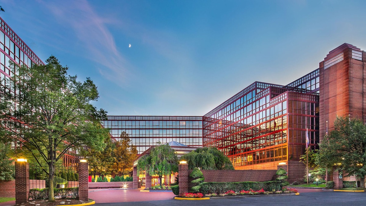 Queens Hotel | DoubleTree by Hilton New York LaGuardia Airport