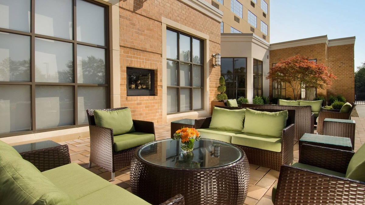 Dulles Town Center Hotel | DoubleTree by Hilton Sterling - Dulles Airport
