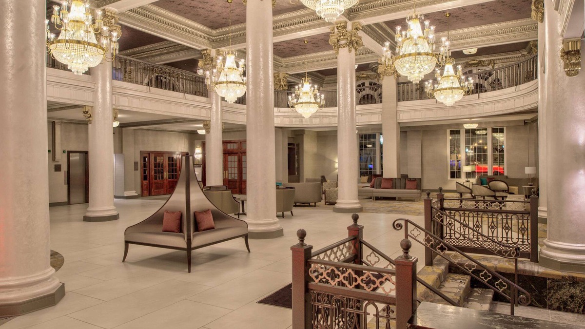 Utica Hotel | DoubleTree by Hilton Utica