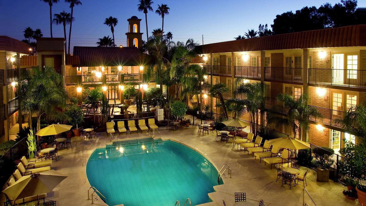 Tucson Hotel | DoubleTree Suites by Hilton Tucson - Williams Center