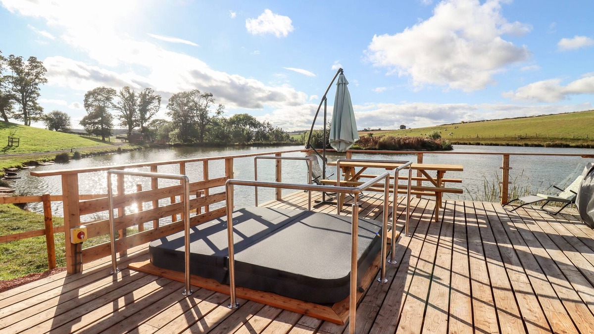 Upper Sapey Cottage | DOUGLAS CABIN, pet friendly, with hot tub in Clifton Upon Teme
