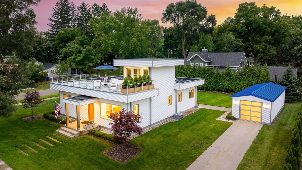 Douglas House | Douglas Modern Villa - Steps to downtown | Game RM | Backyard Oasis