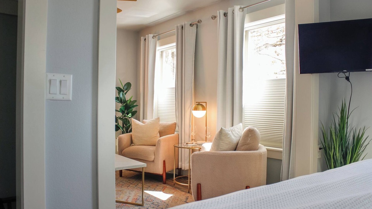 McMinnville Apartment | Douglas on Third Corner Suite-Adorable Apartment on 3rd St. Downtown McMinnville