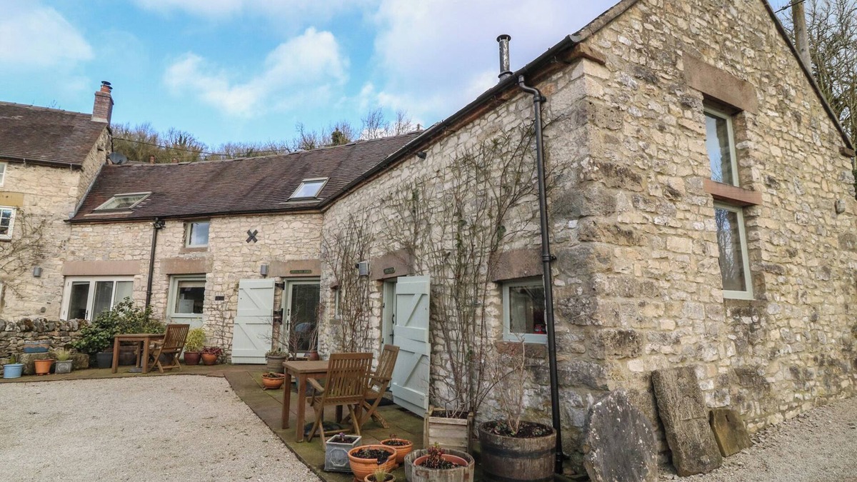 Parwich Cottage | DOUGLAS'S BARN, pet friendly, character holiday cottage in Parwich