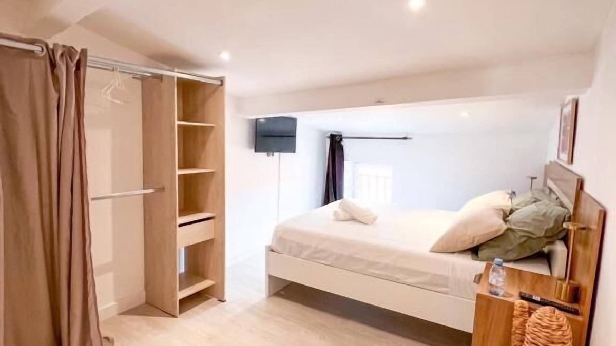 Clermont-Ferrand Apartment | Doux Pavillon - "Le Bohème"- free private parking